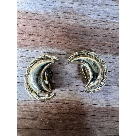 Vintage Star Gold-Tone Crescent Moon Clip-On Earrings With Ornate Rope Border - Picture 1 of 6